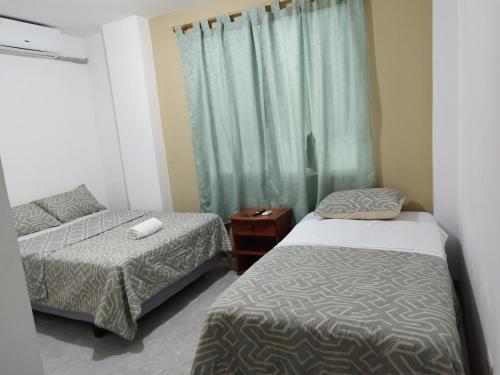 巴克里索莫雷诺港Casa D'Lucas的一间卧室设有两张床和窗户。