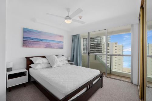 黄金海岸拜伦内公寓的一间卧室设有一张床和一个大窗户