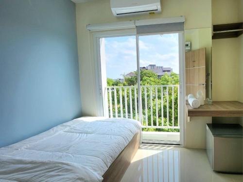 清迈98 Tower Chiang Mai的一间卧室设有一张床和一个大窗户