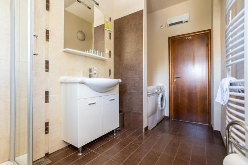 奥米沙利APARTMANI BEBA的浴室配有白色水槽和淋浴。