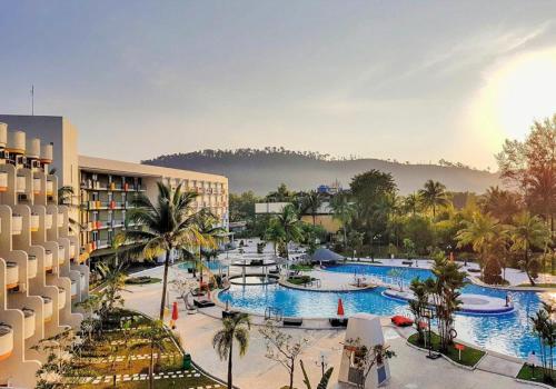 瑟古邦巴淡岛海滨哈里斯度假村的享有度假胜地的空中景致,设有2个游泳池