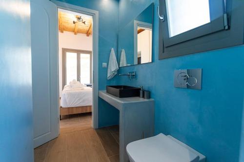 利瓦迪奥SeaeyeVillas 2的蓝色的浴室设有水槽和一张床