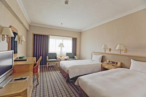 台北三德饭店的酒店客房设有两张床和一台平面电视。
