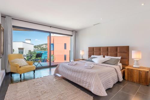 纽斯特拉塞诺拉耶苏斯Can Olivera的一间卧室设有一张大床和一个大窗户
