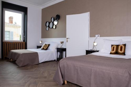 萨莱L'Aparté的酒店客房设有两张床和窗户。