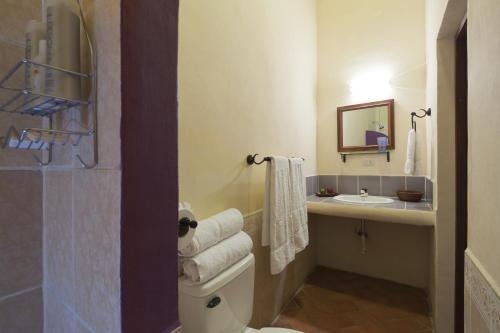 格拉纳达佩格拉酒店的浴室设有卫生间和带镜子的盥洗盆