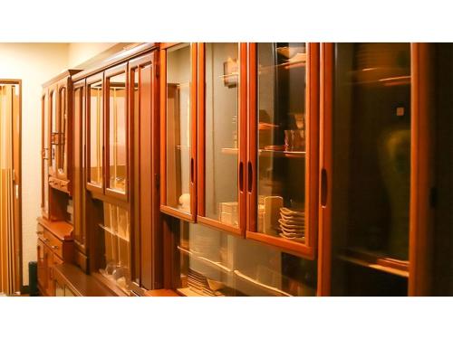 京都Kyoto - Hotel / Vacation STAY 36511的一排玻璃橱柜,里面装有餐具