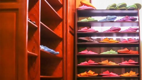 京都Kyoto - Hotel / Vacation STAY 36511的装满许多不同颜色的鞋的衣柜