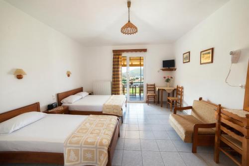 普拉蒂普拉蒂全景旅馆的酒店客房设有两张床和一张桌子。