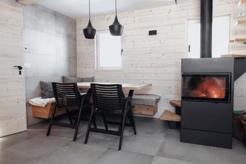 StahovicaChalet Velika Planina-I FEEL ALPS的一间带桌子和壁炉的用餐室
