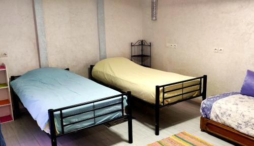 马拉喀什Shared apartment-Appartement en colocation tout confort centre ville的双床间设有2张单人床。