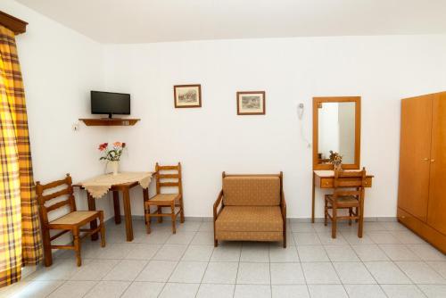 普拉蒂普拉蒂全景旅馆的配有桌椅和电视的客房