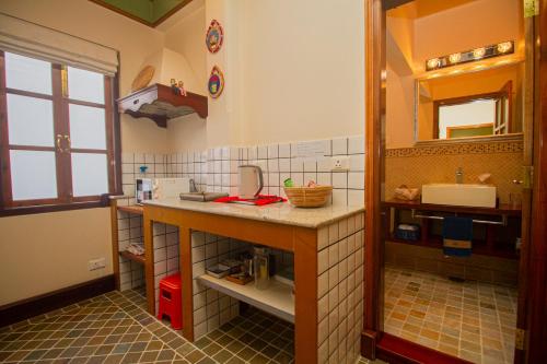 甘托克Amritara 5 BHK Luxury Villa, Gangtok的一个带水槽和柜台的小厨房