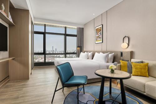 上海上海桃浦雅辰悦居酒店的酒店客房,配有床和沙发
