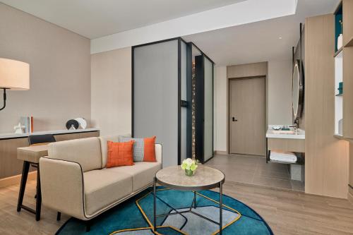 上海上海桃浦雅辰悦居酒店的客厅配有沙发和桌子