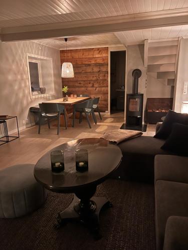 艾菲约德Cozy house in Eidfjord的客厅配有沙发和桌子