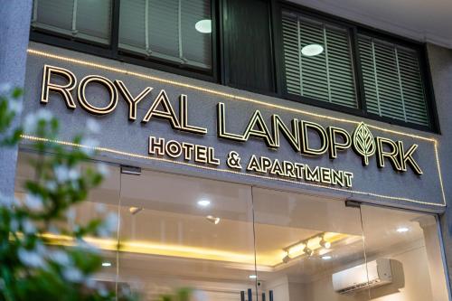 胡志明市The Royal LandPark - Phu My Hung的大楼一侧的酒店和公寓标志