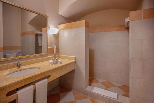 赫尔格达马卡迪萨拉亚杰斯度假村的一间带水槽和镜子的浴室