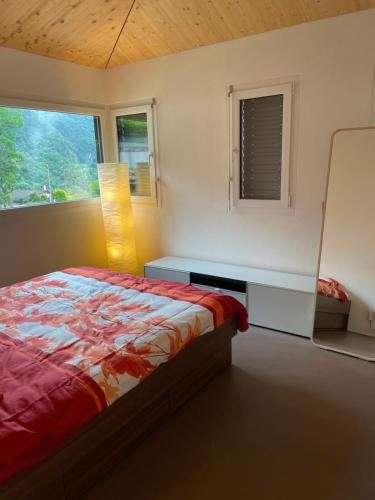 罗维尔Nuova dependance的一间卧室设有一张床和一个窗口