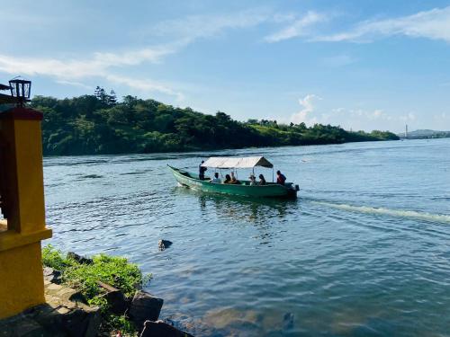 金贾Home On The Nile Ernest Hemingway Suite的一群人坐在船上