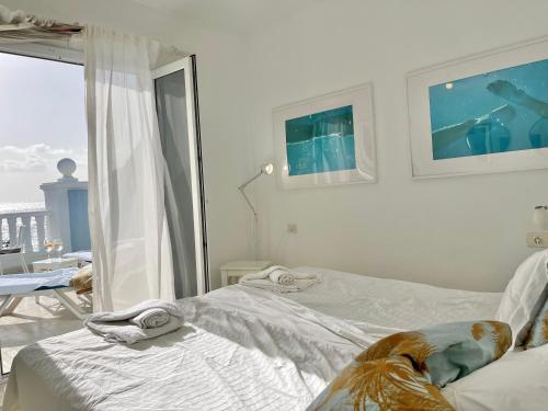 巴耶格兰雷伊Molino Azul 3A, Wohnung mit Meerblick的一间卧室设有两张床和大窗户