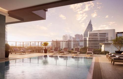 曼谷曼谷东临俪舍的一座城市天际线建筑屋顶上的游泳池