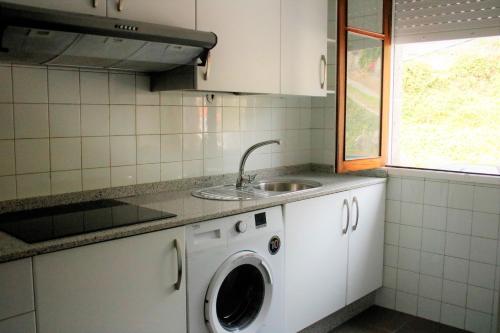 拉科萨Casa sobre o mar A Ceboleira的厨房配有洗衣机和水槽