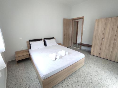 Megáli PanayíaNP Apartment的一间卧室配有带白色床单和白色枕头的床。