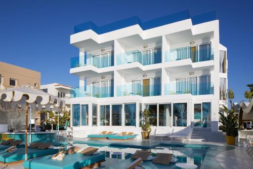 普拉亚登博萨Dorado Ibiza - Adults Only的 ⁇ 染酒店,带游泳池