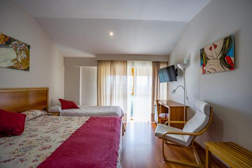 马尔帕尔蒂达德卡塞雷斯Los Barruecos - BGA HOTELES的酒店客房,配有两张床和椅子
