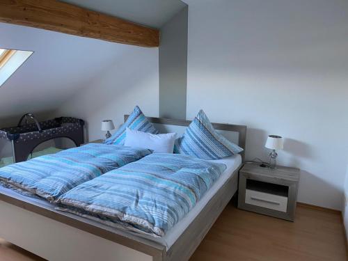 尼特尔Ferienwohnung Hub的一张带蓝色棉被和枕头的床