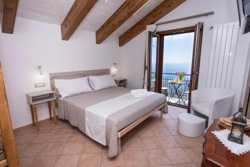 阿杰罗拉Agriturismo Punta San Lazzaro的一间卧室设有一张床和一个海景阳台