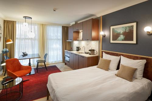 阿姆斯特丹阿姆斯特丹诺瓦公寓酒店的酒店客房带一张床和一个厨房