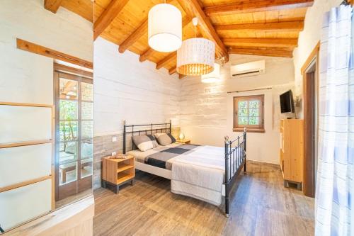 斯达林Mini Country House的卧室两张图片,配有一张床和电视