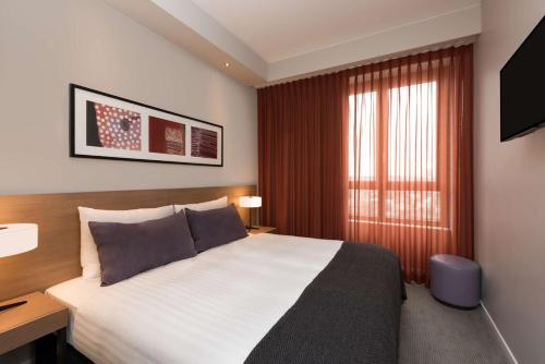 美因河畔法兰克福法兰克福纽尔欧泊阿迪娜公寓的酒店客房设有床和窗户。