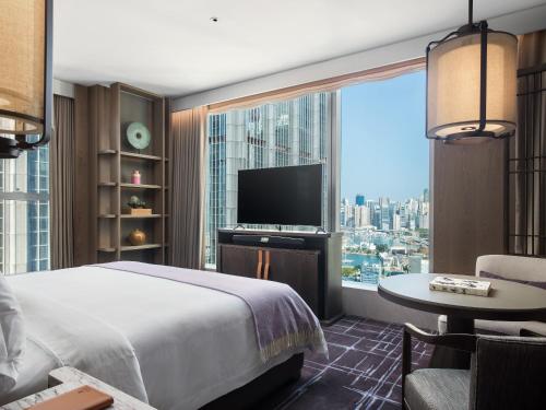 香港香港瑞吉酒店的酒店客房设有一张床和一个大窗户