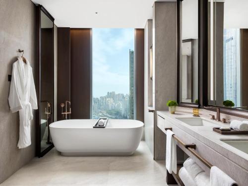 香港香港瑞吉酒店的带浴缸、两个盥洗盆和窗户的浴室