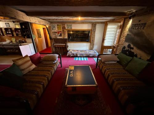 利耶帕亚Fontaine Mansion的客厅配有沙发和桌子