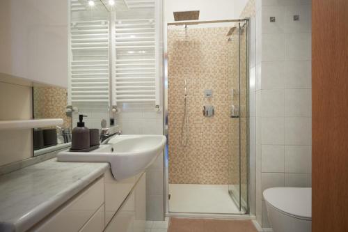 米兰Harry Potter's Magic House - Metro M4 - Linate - Città Studi的带淋浴和盥洗盆的白色浴室