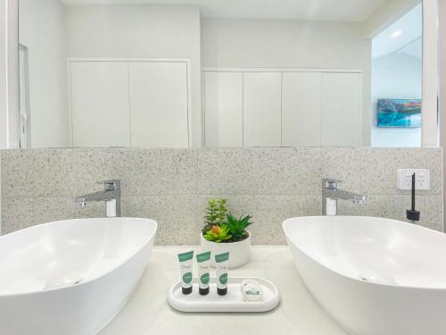 Picnic BayRock Salt Villa 1的浴室设有2个白色水槽和镜子