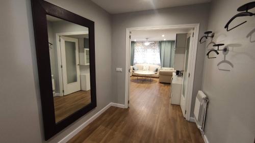 安道尔城SUITEDREAMS - Avet 31的一个带镜子的走廊和一间客厅