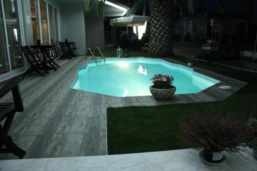 尼亚·卡利克拉提亚卡利亚蒂斯酒店的庭院中间的游泳池