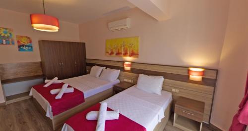 图兰克Eden Pyara Hotel Turunc的酒店客房,配有两张带毛巾的床
