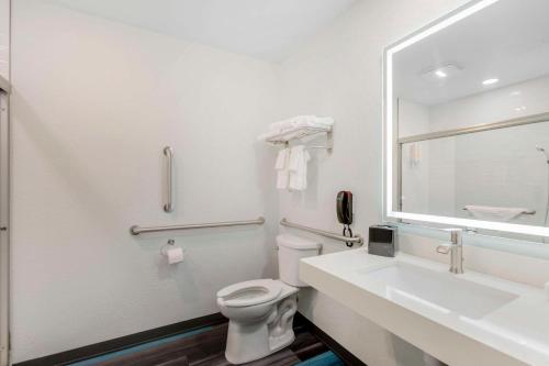 普雷斯科特山谷Clarion Pointe Prescott Valley的一间带卫生间、水槽和镜子的浴室
