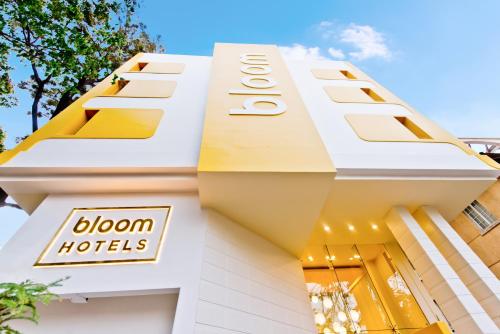 班加罗尔Bloom Hotel - Indiranagar的带有读取开花酒店标志的建筑