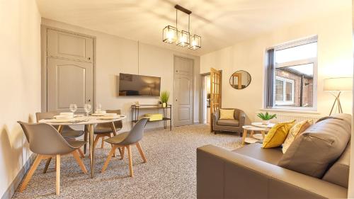 BedlingtonHost & Stay - Millbank Crescent Apartments的客厅配有沙发和桌子