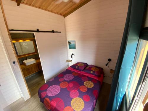 圣勒La Case Savane的一间小卧室,卧室内配有一张床铺