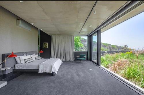 拉塞利亚Blair Atholl Estate的一间卧室设有一张床和一个大窗户