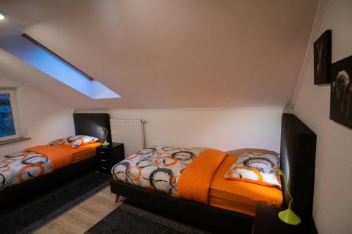 Šmarje pri JelšahGREEN LAND Family Fun Sport Resort的带窗户的客房内设有两张单人床。
