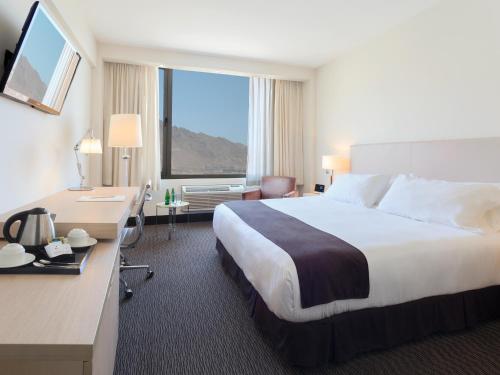 安托法加斯塔斯帕可酒店的酒店客房设有一张床和一个大窗户